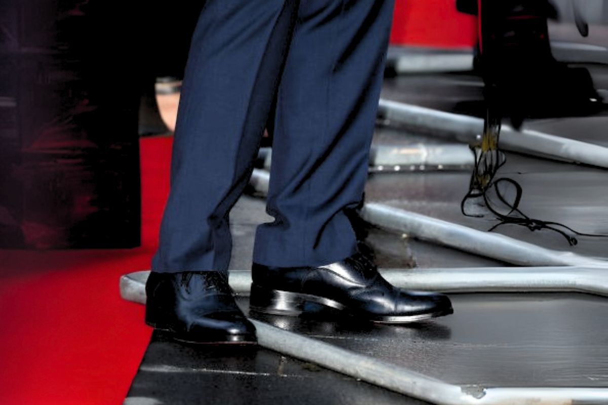 daniel radcliffe wearing lifts in his shoe