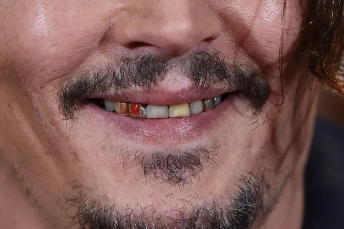 johnny depp teeth cannes moment