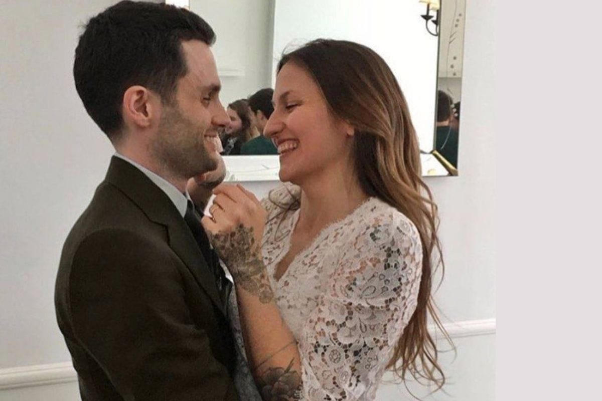 Domino Kirke and Penn Badgley