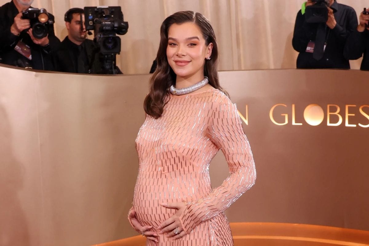 Hailee Steinfeld&rsquo;s Prada Embroidery